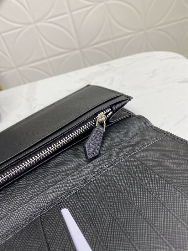 プラダ財布コピー着用イメージ